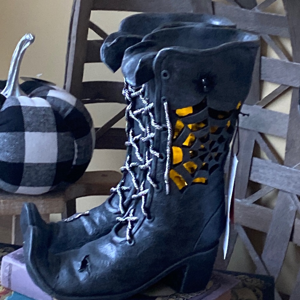NEW! LIGHTED Halloween Vintage Inspired Ceramic Gothic Salem Witch Boots - Picture 4 of 15